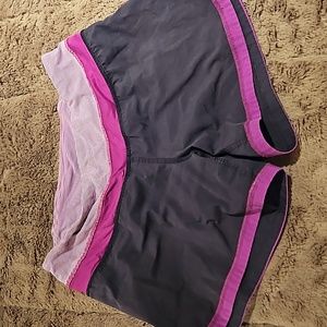 Lululemon Black shorts with burgundy trim size 4 GUC